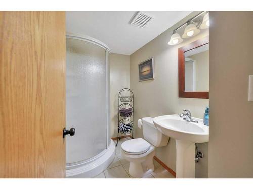 78 Westglen Boulevard, Blackfalds, AB - Indoor Photo Showing Bathroom