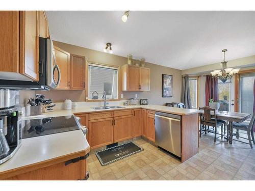 78 Westglen Boulevard, Blackfalds, AB - Indoor Photo Showing Kitchen With Double Sink