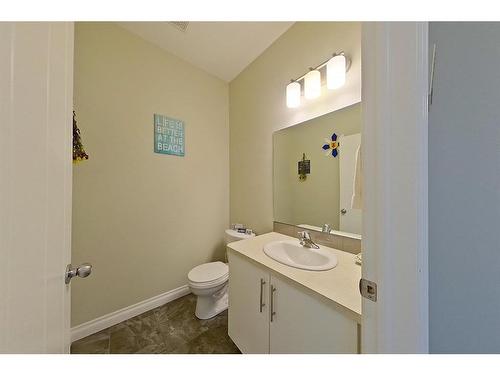 11 Crestview Boulevard, Sylvan Lake, AB - Indoor Photo Showing Bathroom