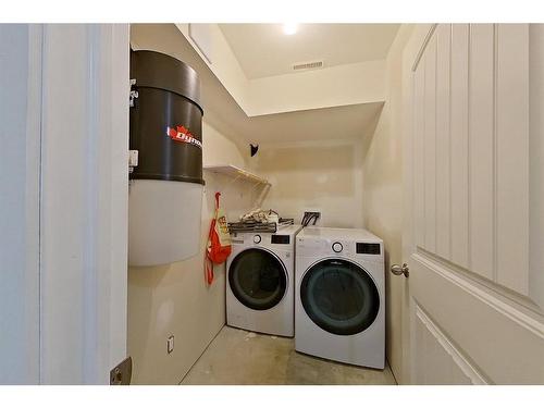 11 Crestview Boulevard, Sylvan Lake, AB - Indoor Photo Showing Laundry Room