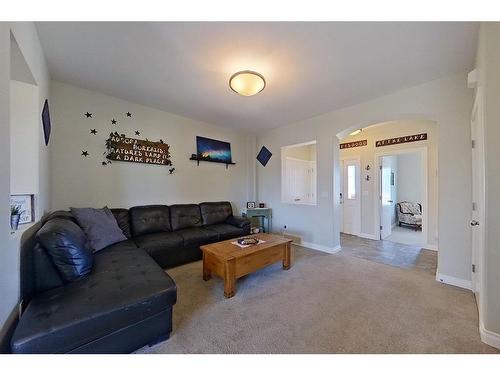 11 Crestview Boulevard, Sylvan Lake, AB - Indoor Photo Showing Living Room