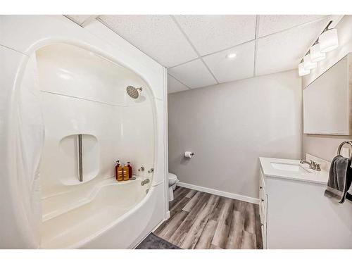 5826 47A Street, Taber, AB - Indoor Photo Showing Bathroom