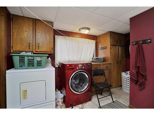 5124 50 Avenue, Sylvan Lake, AB - Indoor Photo Showing Laundry Room