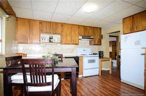 5124 50 Avenue, Sylvan Lake, AB - Indoor Photo Showing Kitchen