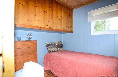 5124 50 Avenue, Sylvan Lake, AB - Indoor Photo Showing Bedroom