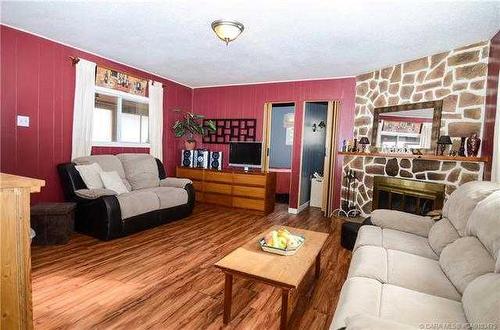 5124 50 Avenue, Sylvan Lake, AB - Indoor Photo Showing Living Room