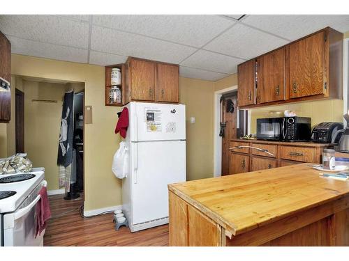 5124 50 Avenue, Sylvan Lake, AB - Indoor Photo Showing Kitchen