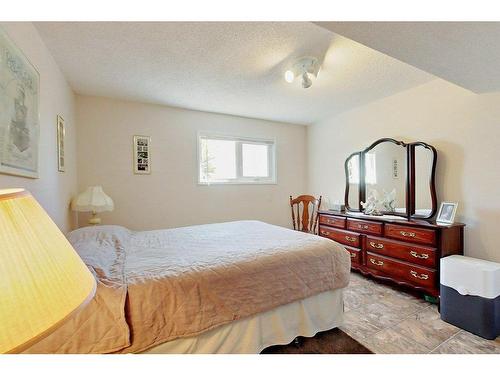 38118 Range Road 235, Rural Red Deer County, AB - Indoor Photo Showing Bedroom