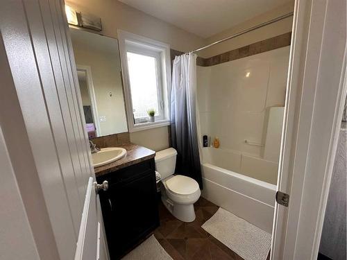 5252 48 Street Close South, Innisfail, AB - Indoor Photo Showing Bathroom