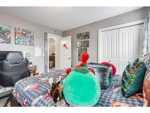 5207 48 Street Close, Innisfail, AB - Indoor Photo Showing Bedroom