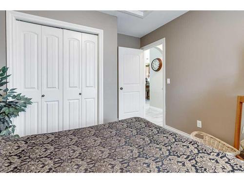 5207 48 Street Close, Innisfail, AB - Indoor Photo Showing Other Room