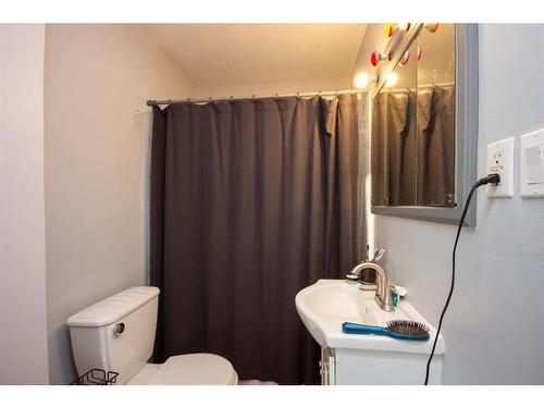 156 Nash Street, Red Deer, AB - Indoor Photo Showing Bathroom