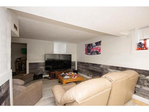 156 Nash Street, Red Deer, AB - Indoor Photo Showing Living Room