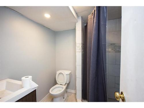 156 Nash Street, Red Deer, AB - Indoor Photo Showing Bathroom