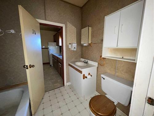 46015 180 Range, Rural Camrose County, AB - Indoor Photo Showing Bathroom