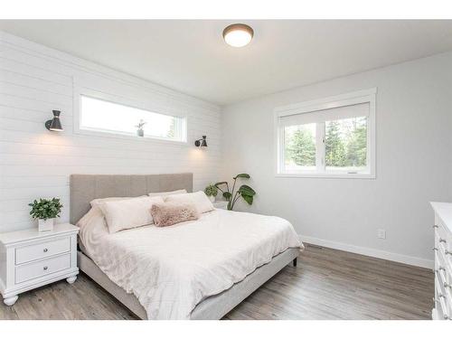 140-27111 Highway 597 Road, Rural Lacombe County, AB - Indoor Photo Showing Bedroom