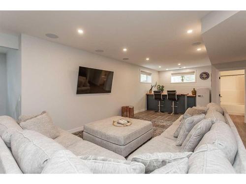 140-27111 Highway 597 Road, Rural Lacombe County, AB - Indoor Photo Showing Living Room