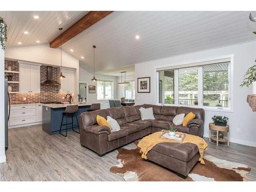 140-27111 Highway 597 Road, Rural Lacombe County, AB - Indoor Photo Showing Living Room