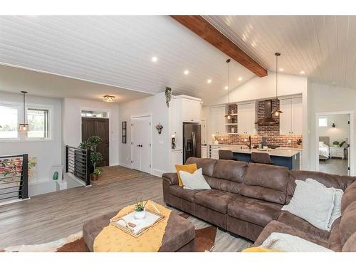 140-27111 Highway 597 Road, Rural Lacombe County, AB - Indoor Photo Showing Living Room