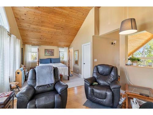 284-40422 Rge Rd 10, Gull Lake, AB - Indoor Photo Showing Living Room