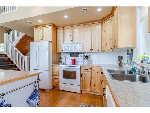 284-40422 Rge Rd 10, Gull Lake, AB - Indoor Photo Showing Kitchen With Double Sink