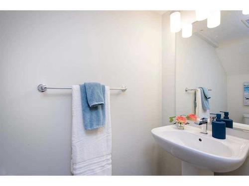 201 Vantage Drive, Cochrane, AB - Indoor Photo Showing Bathroom