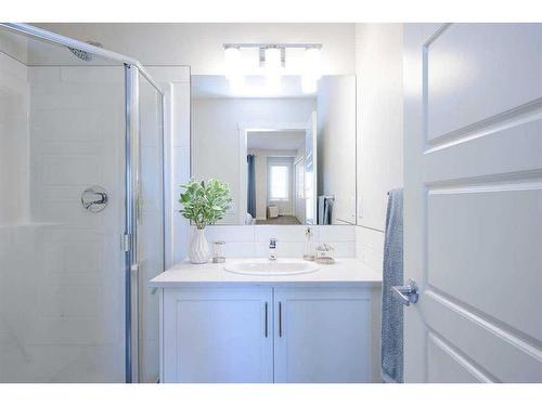 201 Vantage Drive, Cochrane, AB - Indoor Photo Showing Bathroom