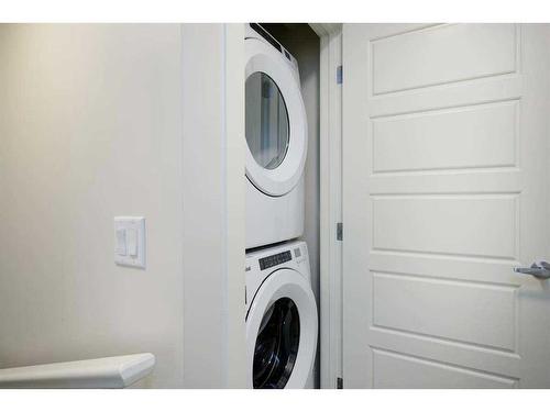 201 Vantage Drive, Cochrane, AB - Indoor Photo Showing Laundry Room