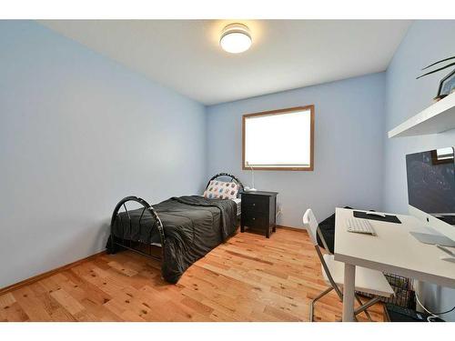 15 Pritchard Close, Sylvan Lake, AB - Indoor Photo Showing Bedroom