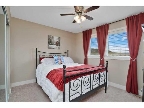10-421032 284 Range Road, Rural Ponoka County, AB - Indoor Photo Showing Bedroom