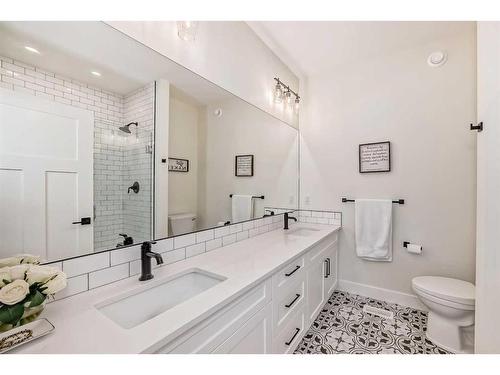 4655 80 Street Nw, Calgary, AB - Indoor Photo Showing Bathroom