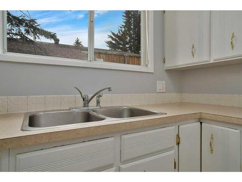 602 Royal Drive, Trochu, AB - Indoor Photo Showing Kitchen With Double Sink