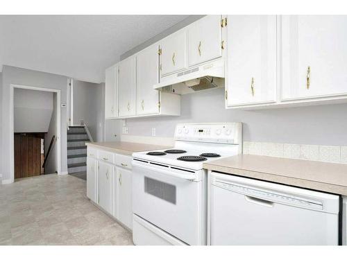 602 Royal Drive, Trochu, AB - Indoor Photo Showing Kitchen