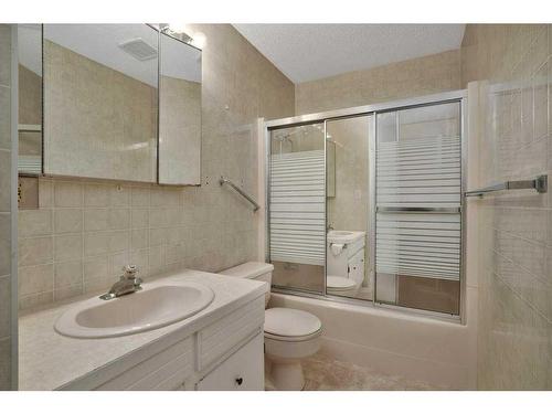 602 Royal Drive, Trochu, AB - Indoor Photo Showing Bathroom