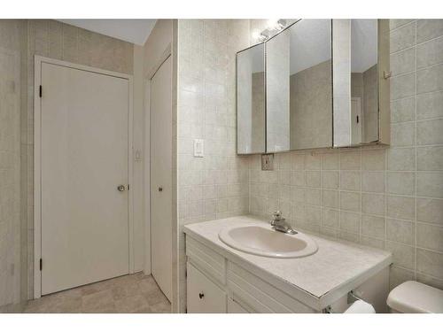 602 Royal Drive, Trochu, AB - Indoor Photo Showing Bathroom