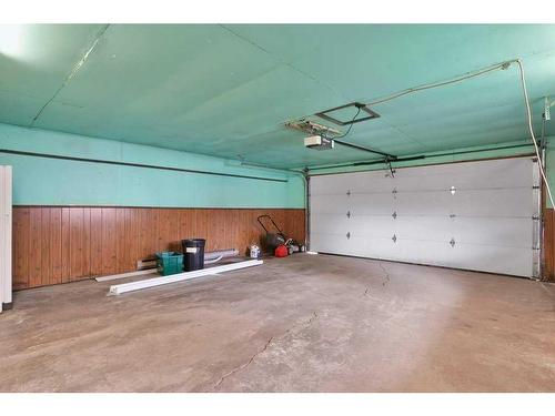 602 Royal Drive, Trochu, AB - Indoor Photo Showing Garage