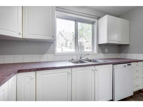 7 Westwood Court, Sylvan Lake, AB - Indoor Photo Showing Kitchen With Double Sink