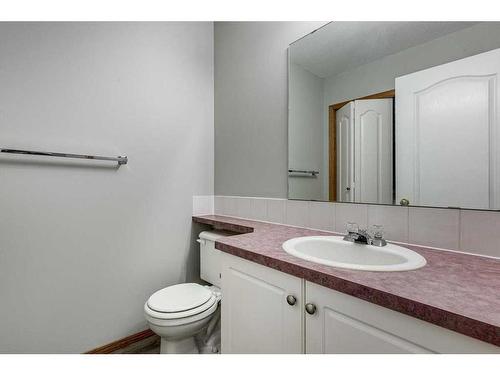 7 Westwood Court, Sylvan Lake, AB - Indoor Photo Showing Bathroom