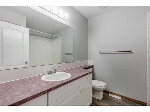 7 Westwood Court, Sylvan Lake, AB - Indoor Photo Showing Bathroom