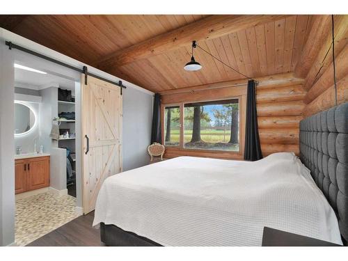 40419 Highway 20, Rural Lacombe County, AB - Indoor Photo Showing Bedroom