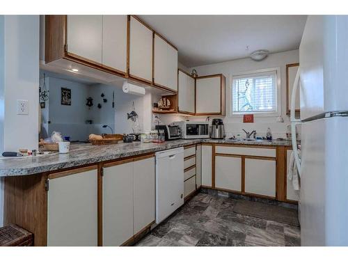 5016 51 Avenue, Eckville, AB - Indoor Photo Showing Kitchen