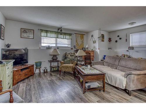 5016 51 Avenue, Eckville, AB - Indoor Photo Showing Living Room