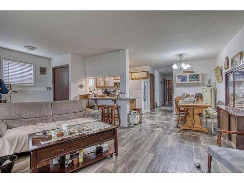 5016 51 Avenue, Eckville, AB - Indoor Photo Showing Living Room