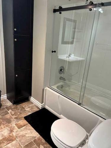5127 49 Street, Hardisty, AB - Indoor Photo Showing Bathroom