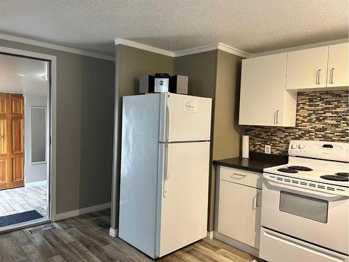 5127 49 Street, Hardisty, AB - Indoor Photo Showing Kitchen