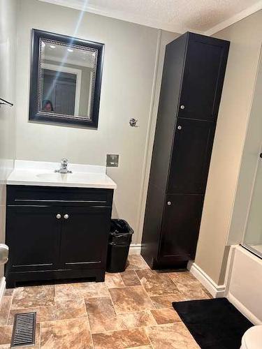 5127 49 Street, Hardisty, AB - Indoor Photo Showing Bathroom