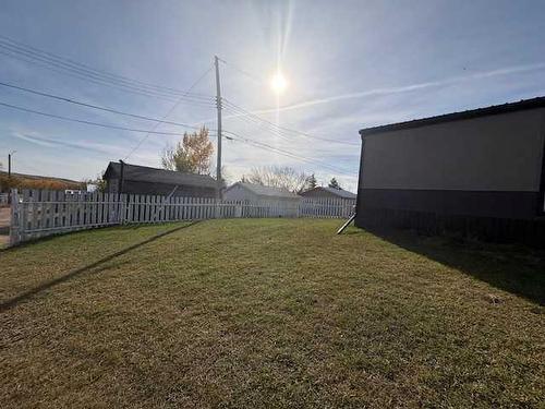 5127 49 Street, Hardisty, AB - Indoor Photo Showing Living Room