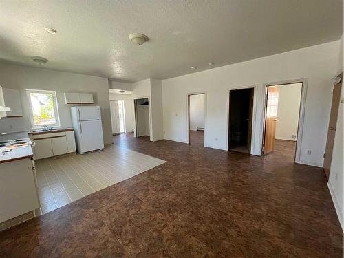 A,B&C-2023 22 Avenue, Delburne, AB - Indoor Photo Showing Kitchen