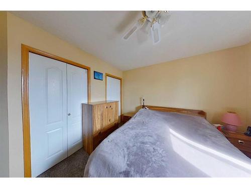 93 Silver Drive, Blackfalds, AB - Indoor Photo Showing Bedroom