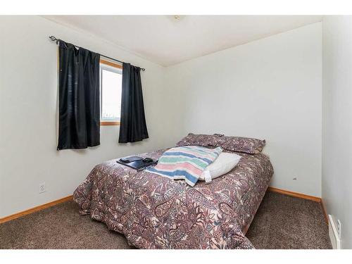 93 Silver Drive, Blackfalds, AB - Indoor Photo Showing Bedroom